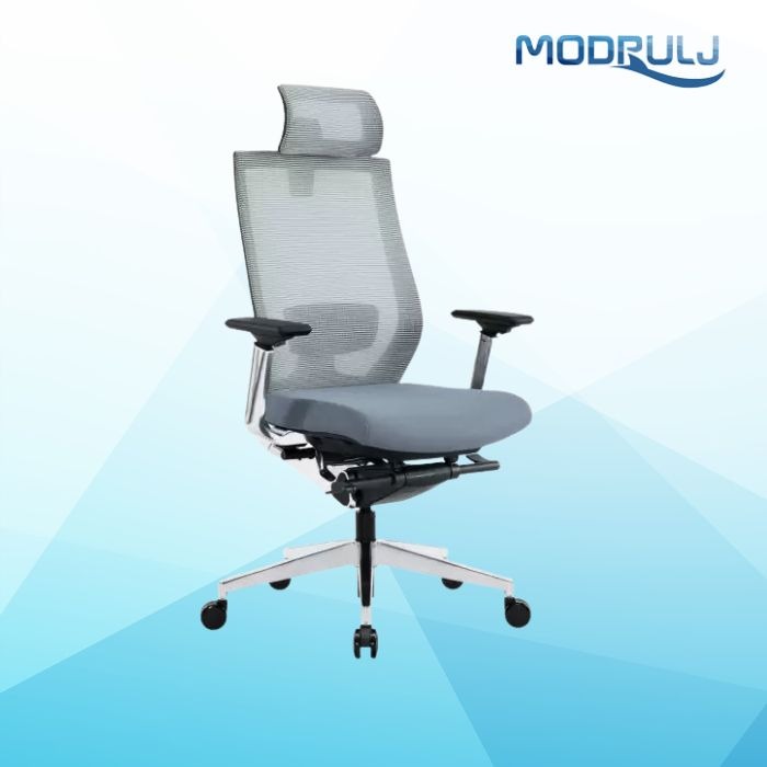 Siva ergonomska kancelarijska stolica sa mrežastim naslonom i naslonom za glavu, crnim naslonima za ruke i metalnom bazom sa točkićima, prikazana na svetloplavoj pozadini sa logotipom „Modrulj” u gornjem desnom uglu.