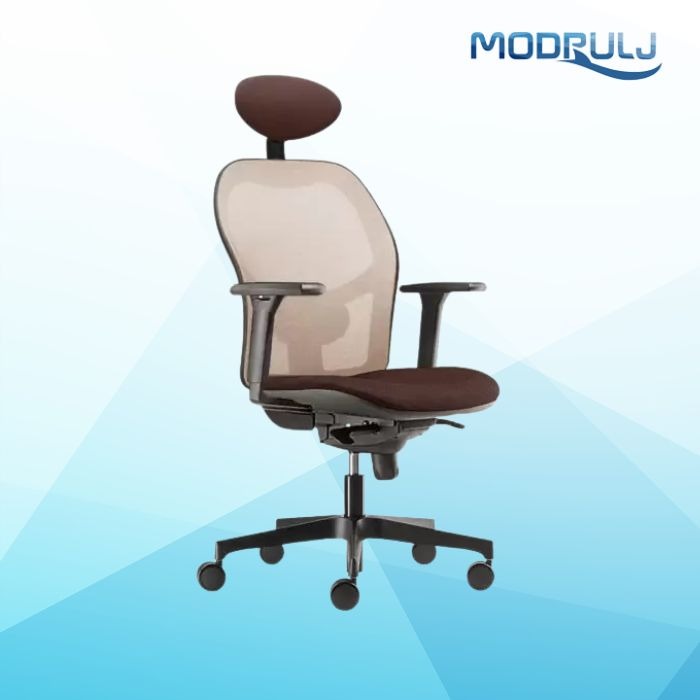 Smeđa ergonomska kancelarijska stolica sa mrežastim naslonom i naslonom za glavu, postavljena na petokraku bazu sa točkićima, prikazana na svetloplavoj pozadini sa logotipom „Modrulj” u gornjem desnom uglu.