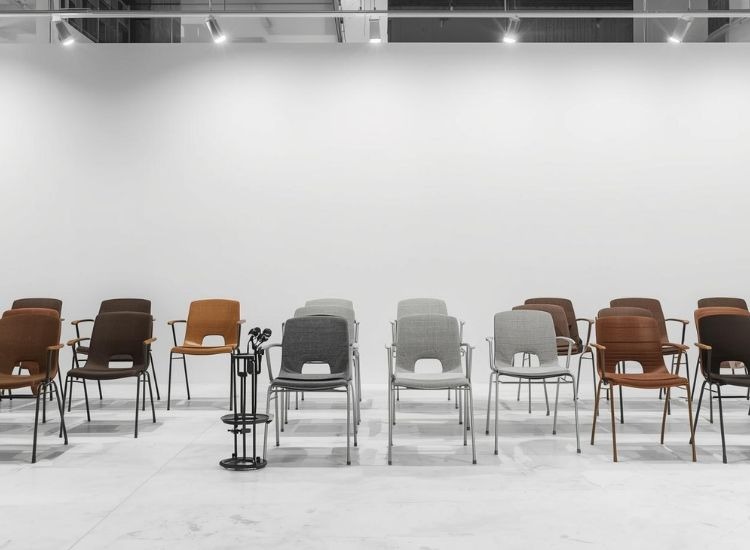 Konferencijske stolice postavljene u sali za sastanke, sa metalnim ramom i tapaciranim sedištem, poređana za obuku ili prezentaciju.