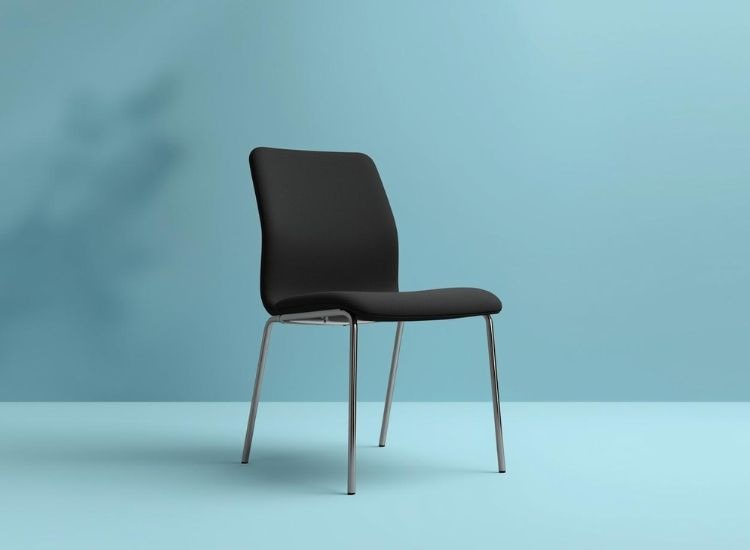 Konferencijska stolica sa tapaciranim sedištem i blago zakrivljenim naslonom, metalni ram, jednostavan dizajn za sale za sastanke