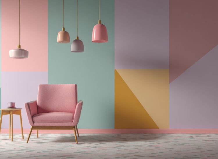Pastelno uređena prostorija sa roze foteljom i geometrijskim zidnim bojama koje stvaraju miran i uredan vizuelni ambijent.