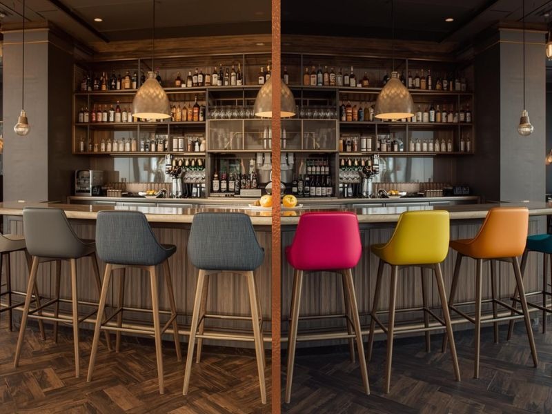 Uporedna scena u kafiću sa barskim stolicama – leva polovina prikazuje neutralne barske stolice, dok desna strana prikazuje iste modele u jarkim bojama kako bi se prikazala razlika u vizuelnom efektu.