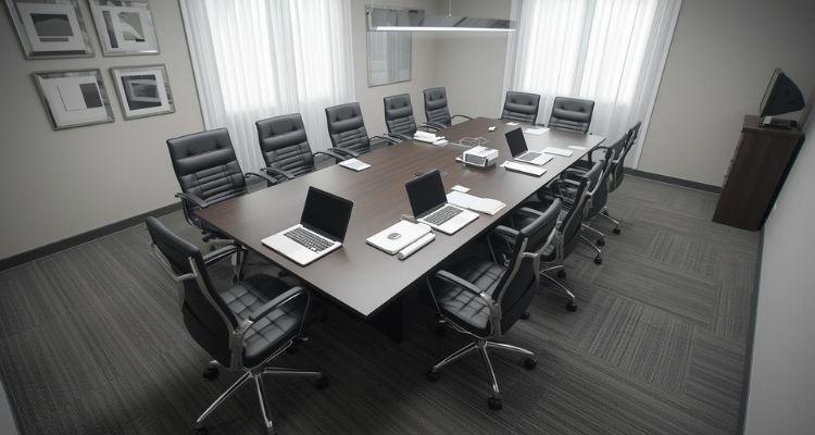 Prevelik konferencijski sto u manjoj sali za sastanke koji zauzima većinu prostora i otežava kretanje učesnika.