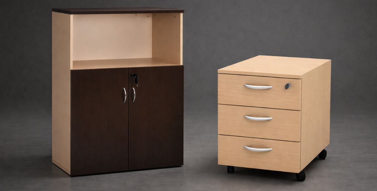Moderni kancelarijski ormarić sa tamno-smeđim vratima i svetlom unutrašnjom policom, pored mobilnog fiokara sa tri fioke u svetlom bež tonu, postavljeni na tamno sivu pozadinu sa profesionalnim osvetljenjem.