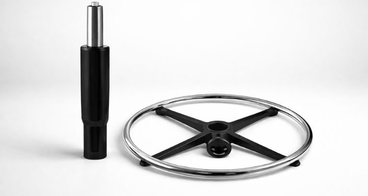 Gasni podizač i metalna baza za kancelarijsku stolicu, prikazani zajedno u studijskom okruženju