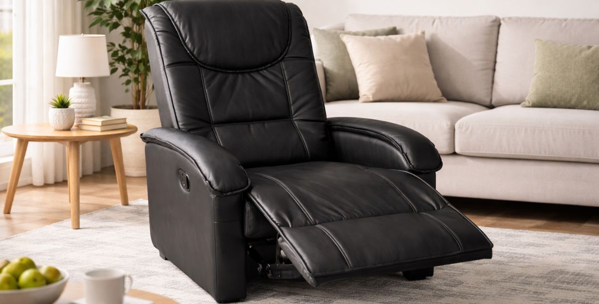 Crna kožna relax fotelja sa podignutim osloncem za noge, prikazana pod uglom na beloj pozadini.