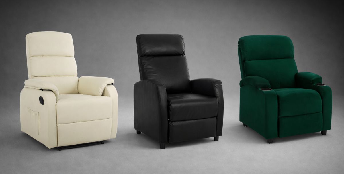 Tri relax fotelje u različitim bojama postavljene na sivoj pozadini u širokom planu