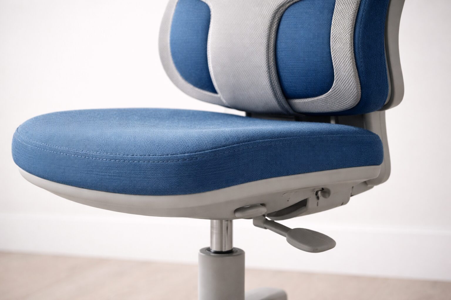 Detaljan prikaz materijala dečije stolice, tekstura tapacira, ojačani šavovi i izdržljiva konstrukcija u krupnom planu.