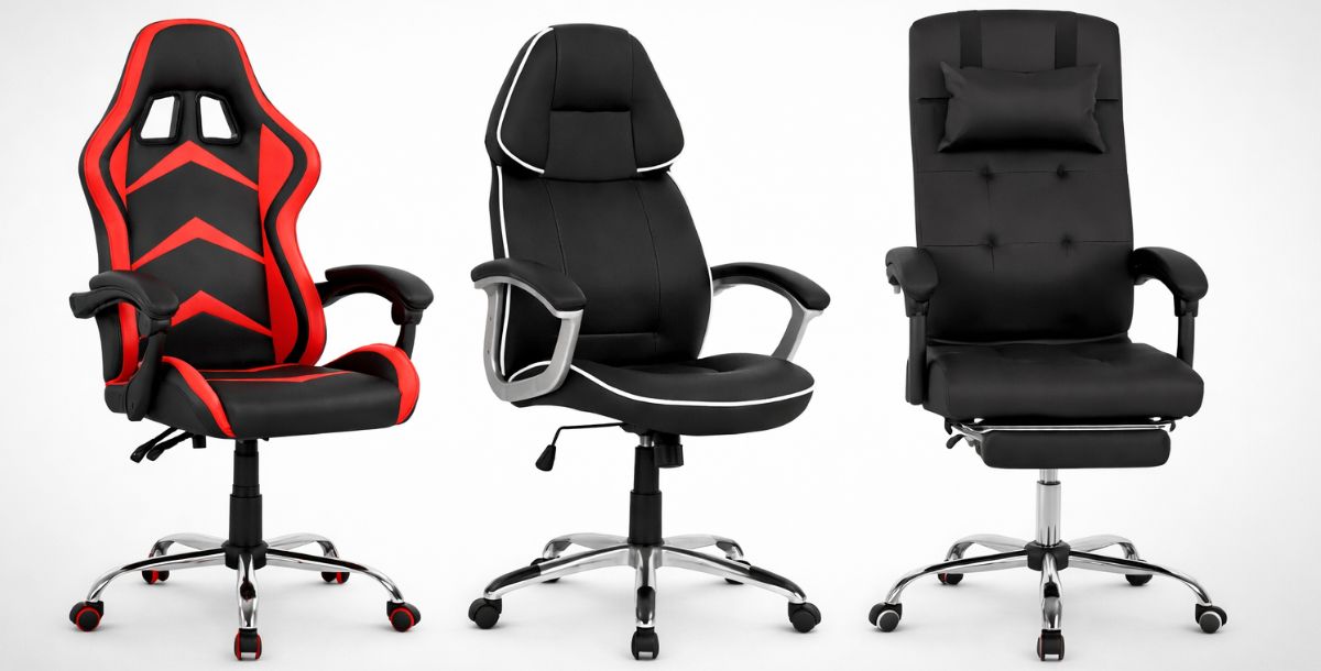 Tri ergonomske kancelarijske i gejmerske stolice: crno-crvena gejmerska, crna executive sa belim ivicama i visoka crna stolica sa podupiračem za noge, postavljene na neutralnoj sivom pozadini.
