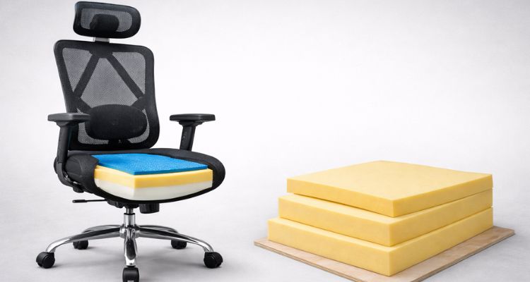 Ergonomska kancelarijska stolica sa presekom sedišta koji otkriva slojeve sunđera visoke gustine, pored odvojeno prikazanih ploča sunđera na sivoj pozadini, širok kadar.