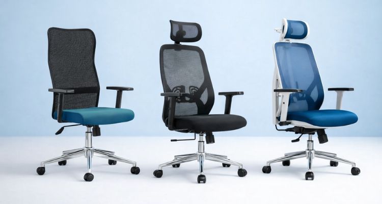 Tri kancelarijske stolice različitog dizajna u studijskom okruženju sa svetlo plavom pozadinom