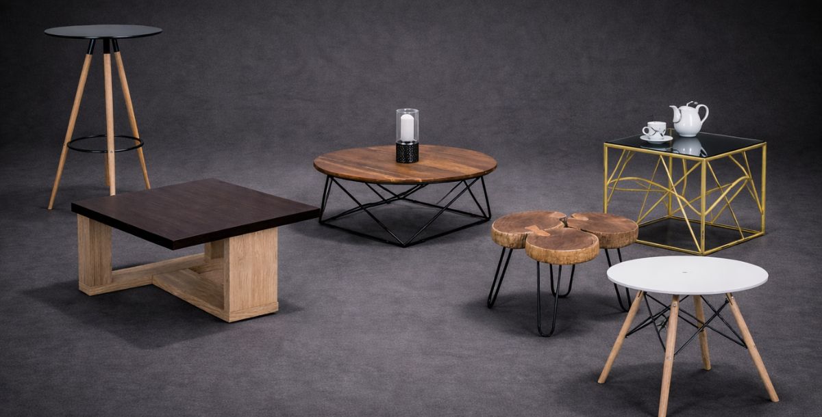 Različiti modeli klub i pomoćnih stolova fotografisani na sivoj neutralnoj pozadini sa profesionalnim osvetljenjem