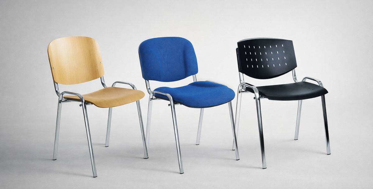 Tri školske stolice različitog dizajna i materijala, drvena, tapacirana u plavoj boji i crna plastična, sa metalnim nogama, postavljene na svetloj pozadini.