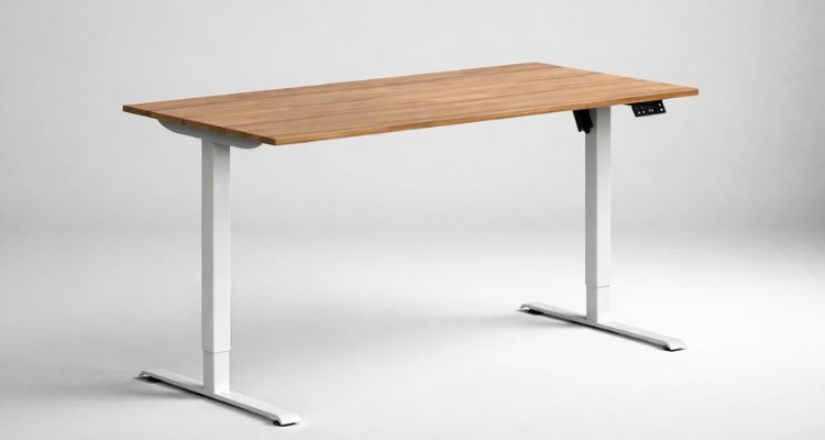 Podesivi kancelarijski sto sa drvenom radnom pločom i belim metalnim nogama, fotografisan u studijskom okruženju sa sivom pozadinom