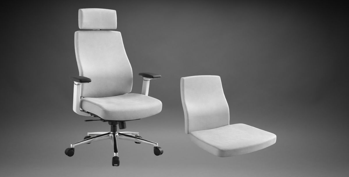 Ergonomska kancelarijska stolica sa izdvojenim sedištem i naslonom, prikazana na sivoj pozadini u širokom planu.