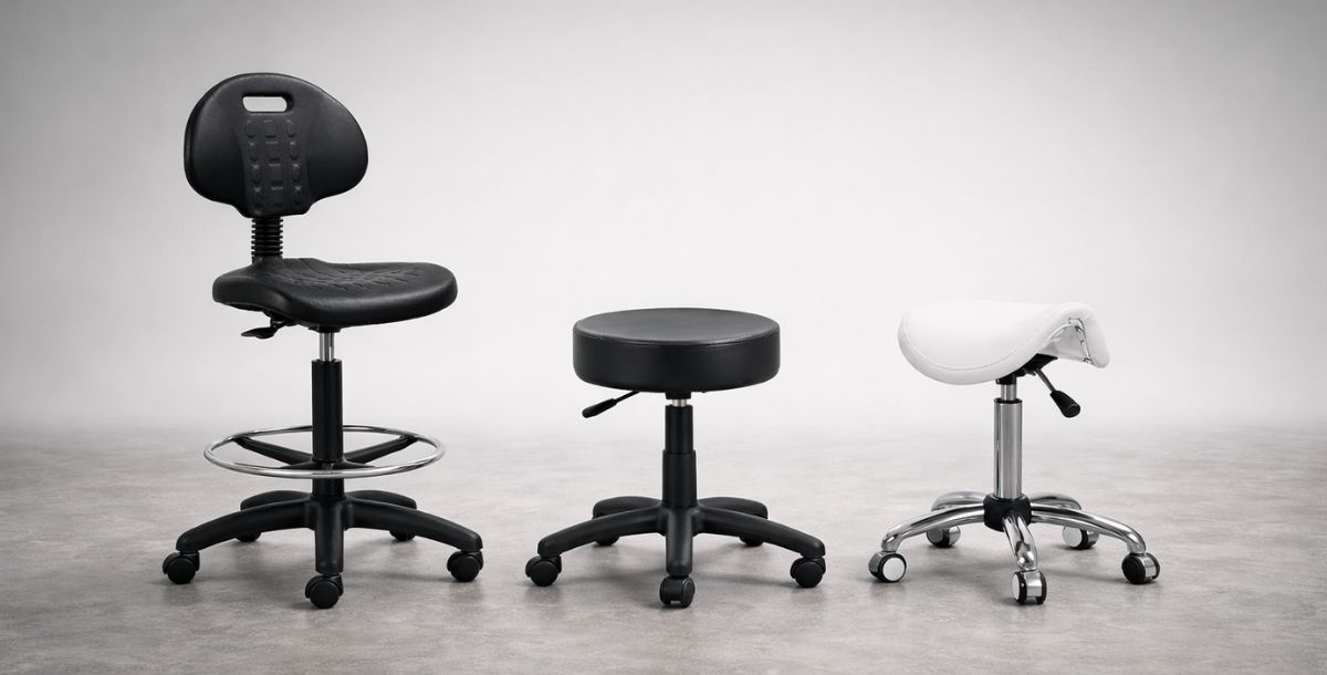 Laboratorijske stolice postavljene u profesionalnom studijskom okruženju sa neutralnom pozadinom, prikazane u širokom kadru