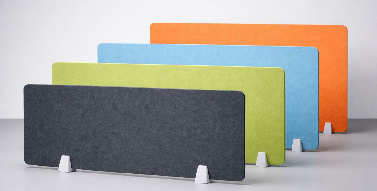 Asortiman tapaciranih pregradnih panela u tamno sivoj, zelenoj, plavoj i narandžastoj boji, postavljenih na sivu pozadinu u studijskom okruženju.