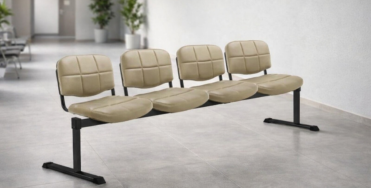 Četvorosed za čekaonicu sa tapaciranim sedištima postavljen u savremenom enterijeru