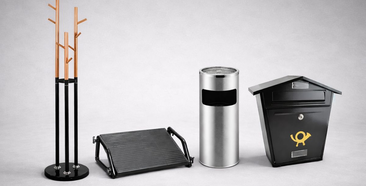 Ofinger za garderobu, podloga za noge, pepeljara sa kantom i poštansko sanduče na sivoj pozadini