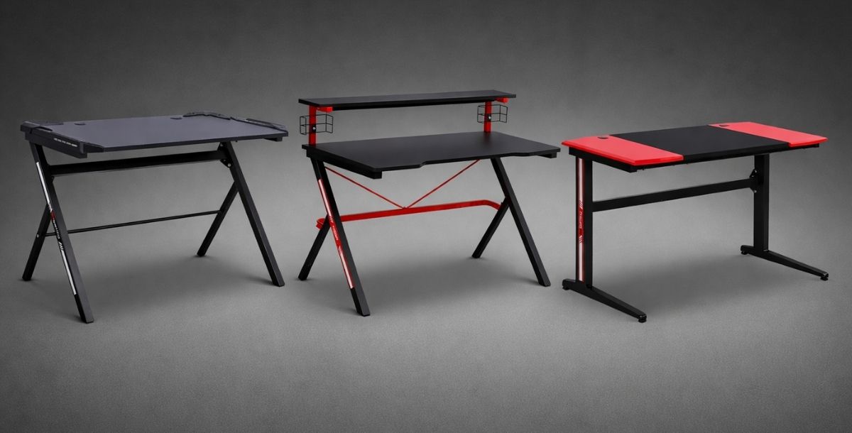 Gejmerski stolovi u tri različita modela sa crno crvenim dizajnom na sivoj studijskoj pozadini