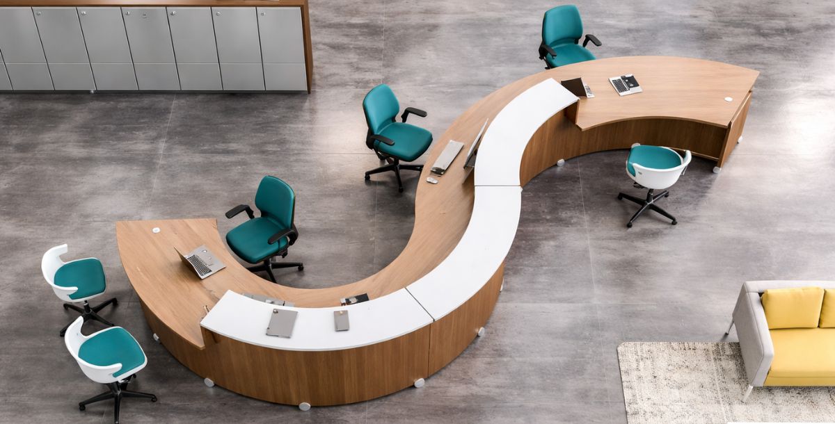 Recepcijski pult sa kancelarijskim stolicama u modernom poslovnom prostoru