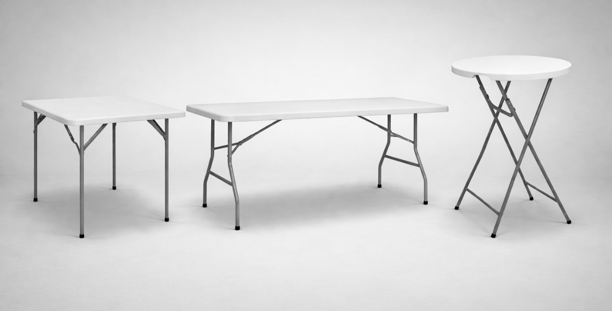 Tri sklopiva stola različitih oblika, kvadratni, pravougaoni i okrugli visoki sto, sa belom plastičnom pločom i sivim metalnim nogama na neutralnoj sivoj pozadini uz studijsko osvetljenje.