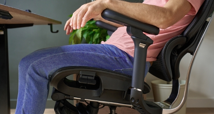 Osoba sedi u ergonomskoj stolici