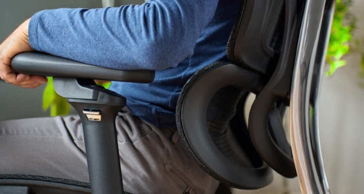 Ergonomska radna stolica sa izraženom lumbalnom podrškom i podesivim rukonaslonom.